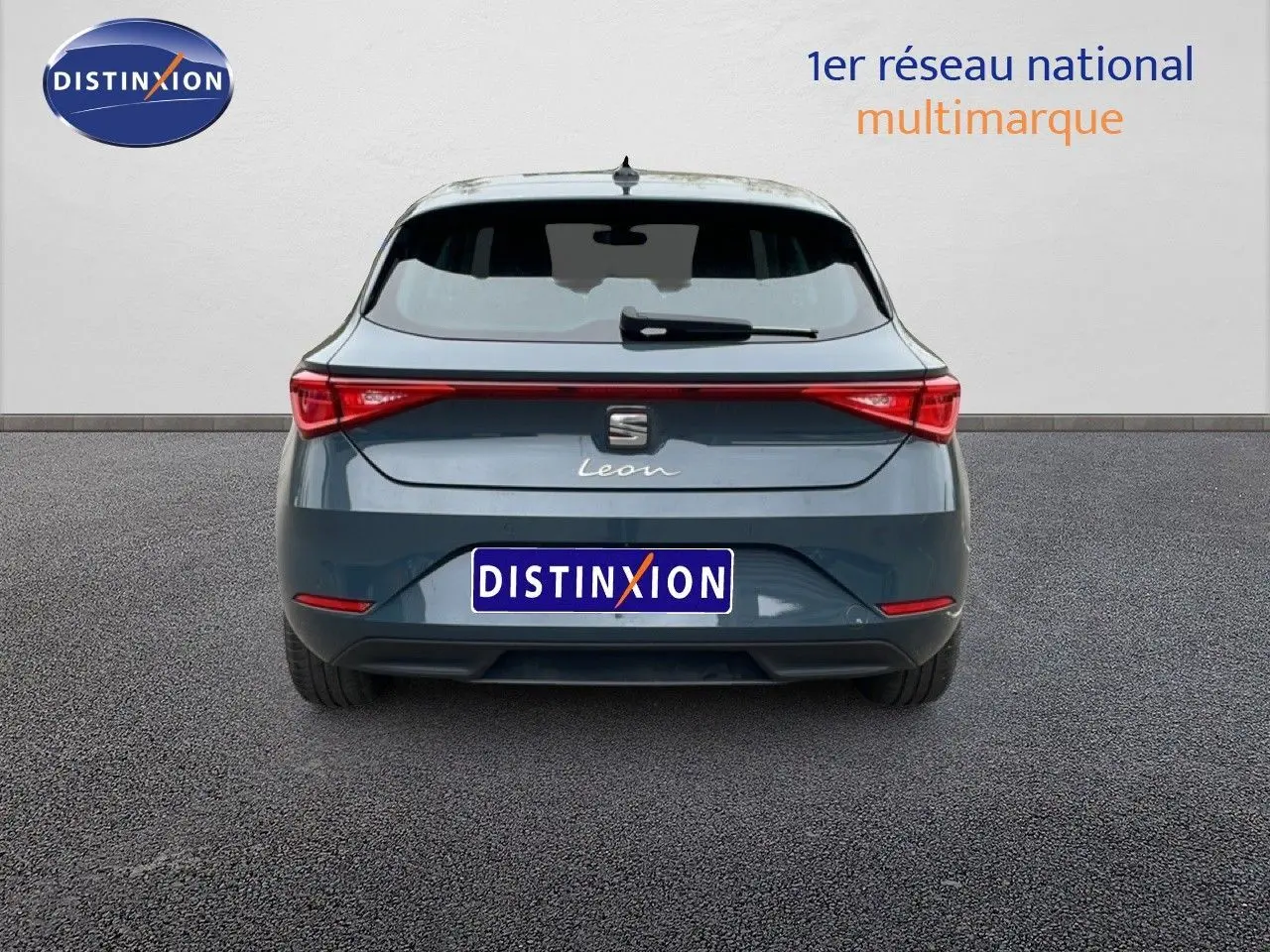 Vue arrière d'une SEAT Leon 2.0 TDI bleu Fjord avec feux arrière LED et logo distinctif au centre.