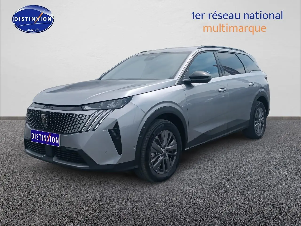 Peugeot 5008 Hybrid 145 allure e-dcs6 gris artense en 3/4 avant droit avec calandre distinctive et jantes alu.