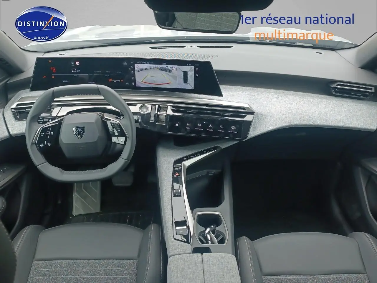 Vue intérieure avant du Peugeot 5008 Hybrid 145 allure 2025, tableau de bord moderne avec écran tactile et volant multifonction.