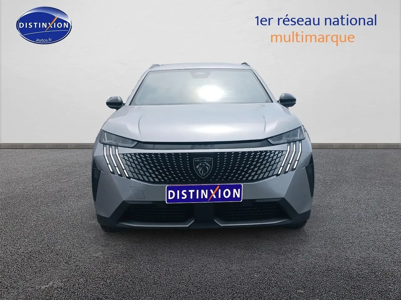 Vue avant du Peugeot 5008 Hybrid 145 allure e-dcs6 gris artense avec calandre distinctive et phares LED en griffes.