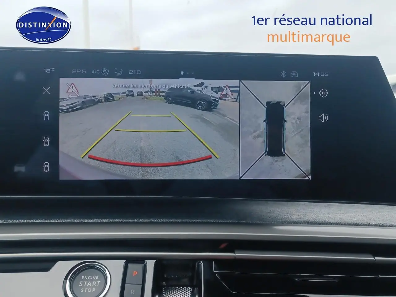 Vue intérieure de l'écran tactile du Peugeot 5008 Hybrid 145 allure gris Artense montrant la caméra de recul et l'aide au stationnement.