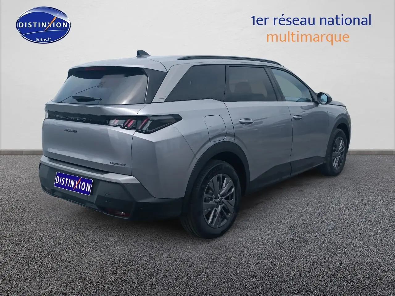 Peugeot 5008 Hybrid gris artense vue 3/4 arrière droit, avec vitres surteintées et jantes alu.