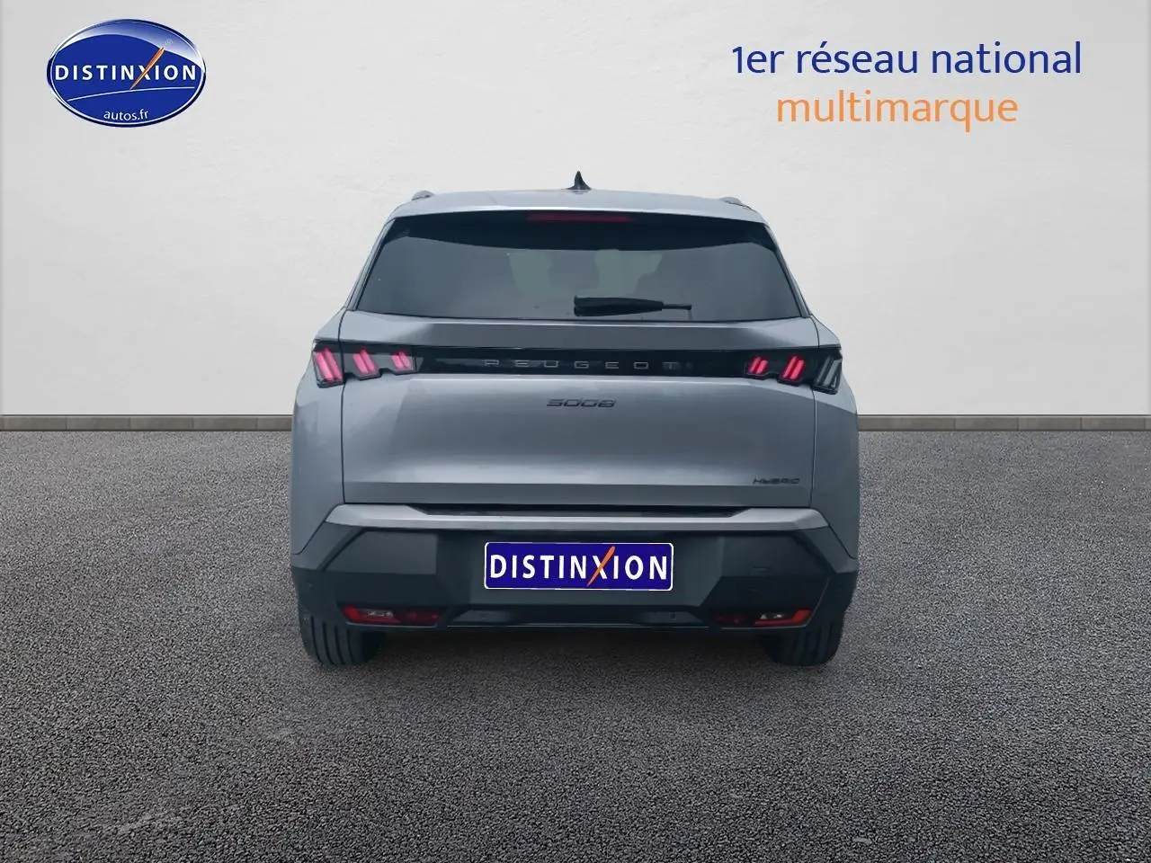 Vue arrière d'un Peugeot 5008 Hybrid 145 allure gris artense avec feux arrière LED caractéristiques allumés.