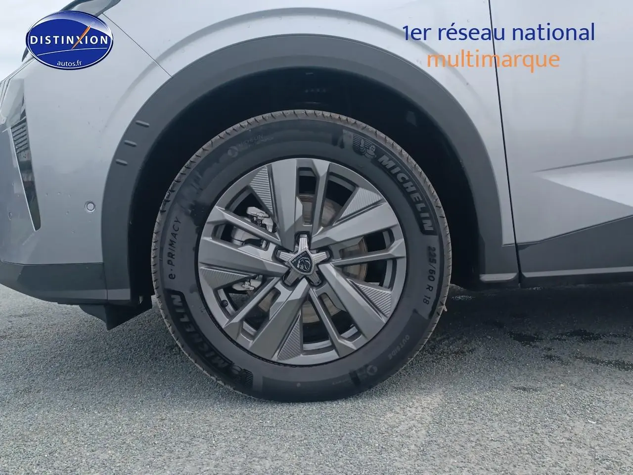 Gros plan sur la roue avant droite gris artense du Peugeot 5008 Hybrid 145 allure e-dcs6 avec jante alu distinctive.