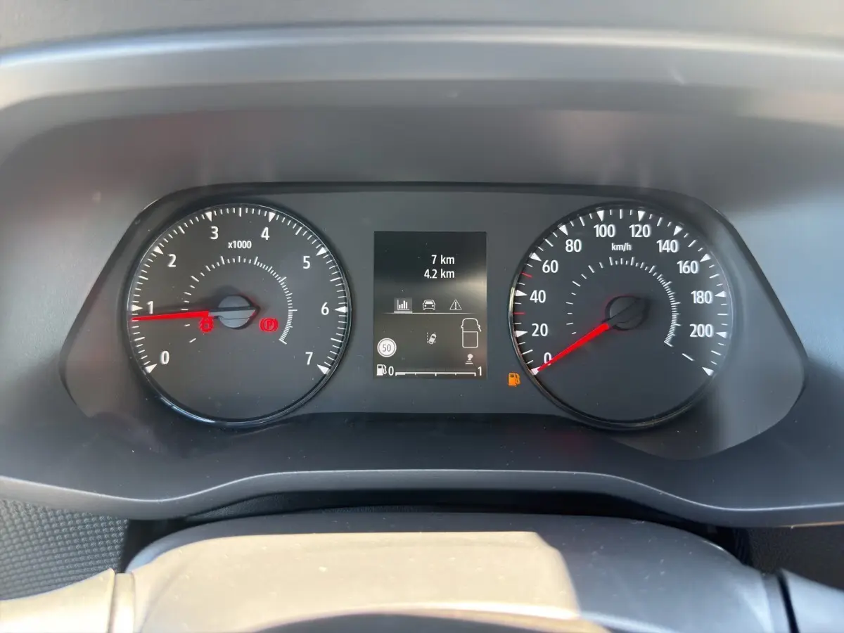Vue rapprochée du tableau de bord du Renault Trafic Fourgon 2025 affichant compte-tours et vitesse en km/h.
