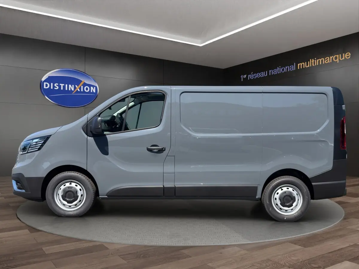 Vue de profil côté gauche d’un Renault Trafic Fourgon gris foncé avec jantes acier et porte latérale coulissante.