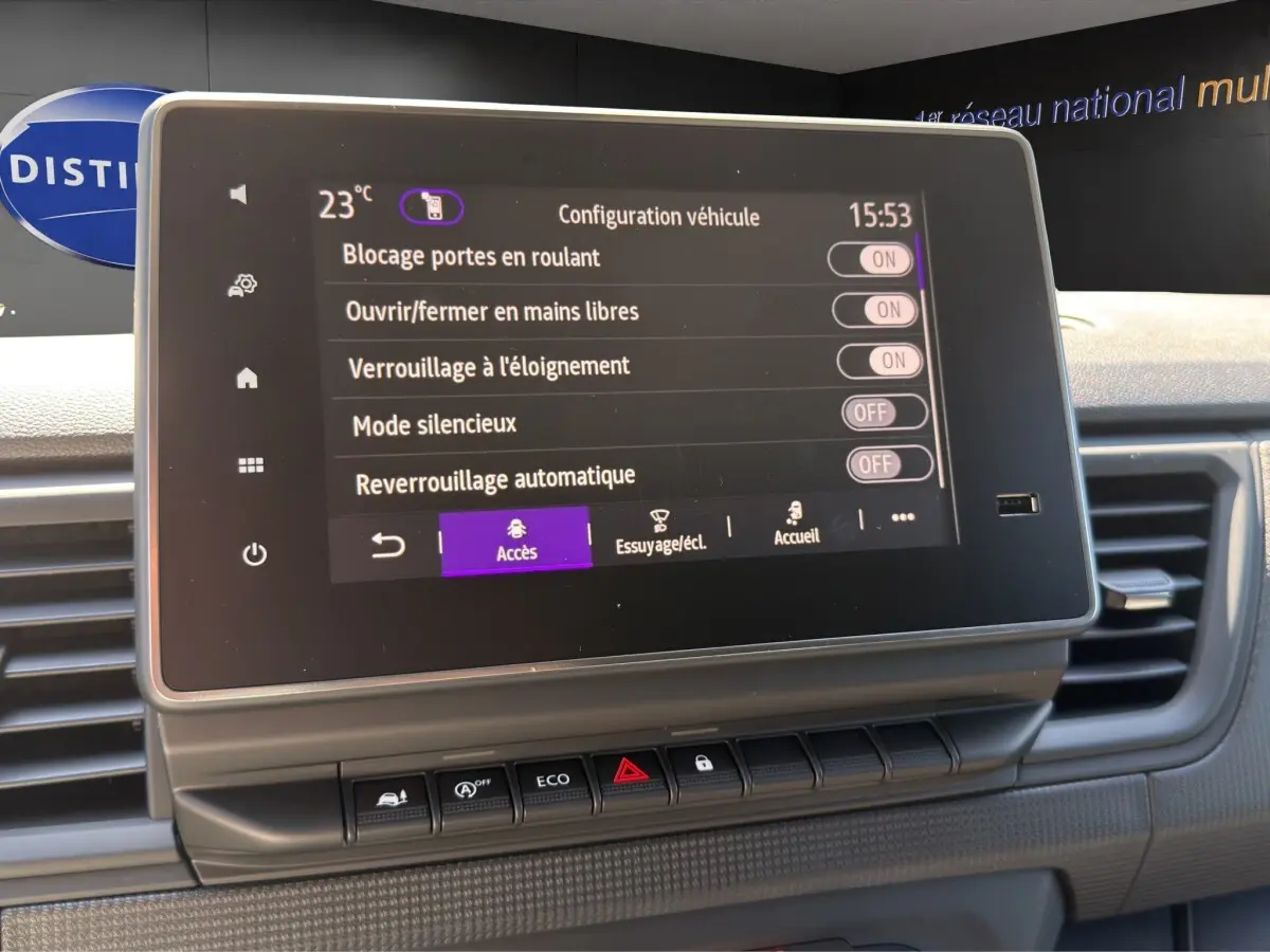 Écran tactile central du tableau de bord du Renault Trafic Fourgon 2025 affichant les réglages de configuration véhicule.