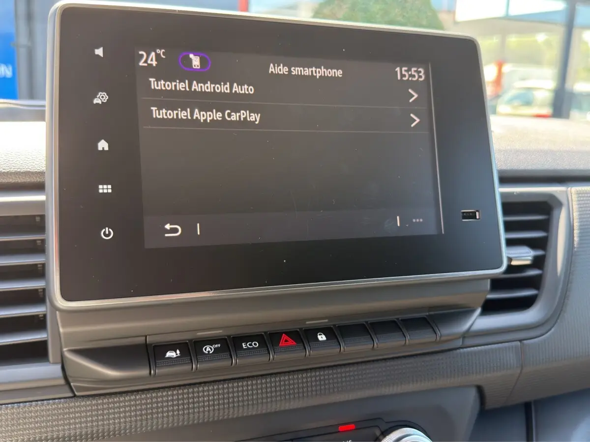 Écran tactile central du tableau de bord du Renault Trafic Fourgon 2025 affichant tutoriels Android Auto et Apple CarPlay.