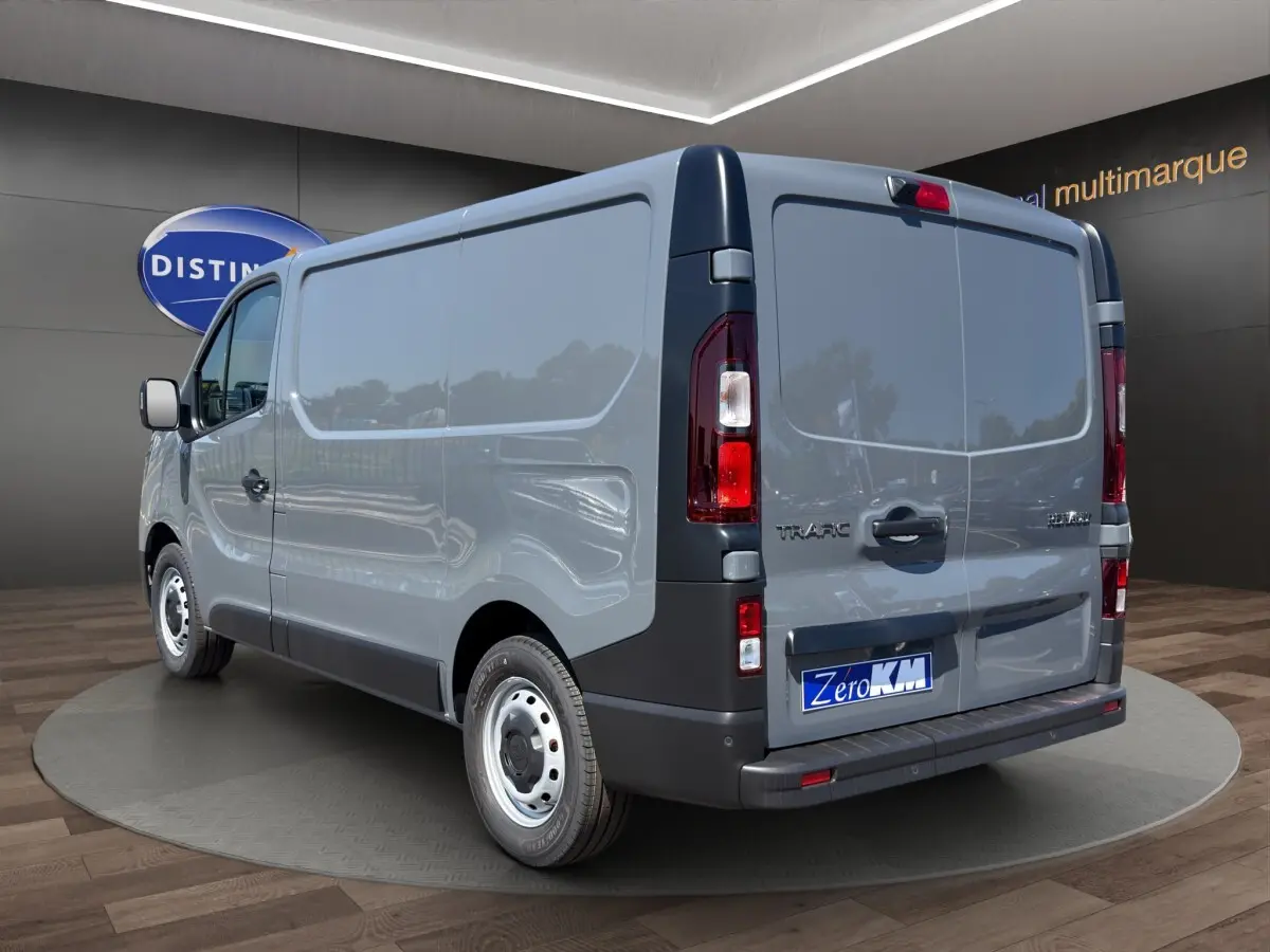 Vue 3/4 arrière droite du Renault Trafic Fourgon gris foncé avec portes arrière pleines et jantes acier.