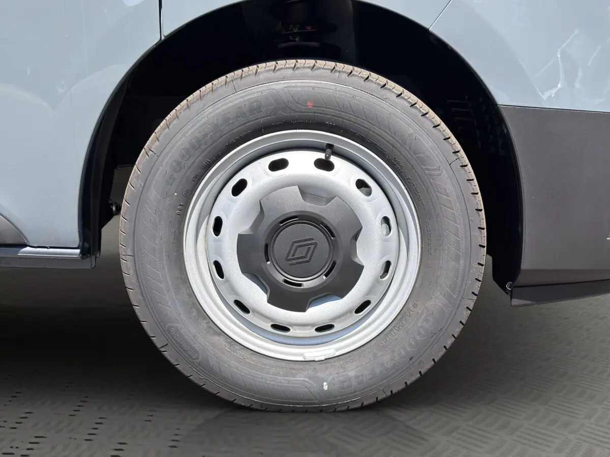 Gros plan sur la roue avant droite gris foncé du Renault Trafic Fourgon avec jante acier et logo central.