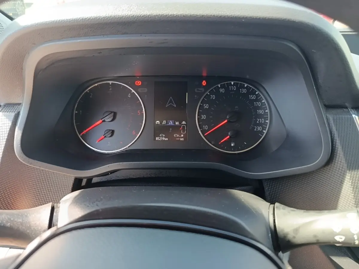Vue rapprochée du tableau de bord du Renault Trafic Fourgon 2023 avec compteurs analogiques et écran digital central.