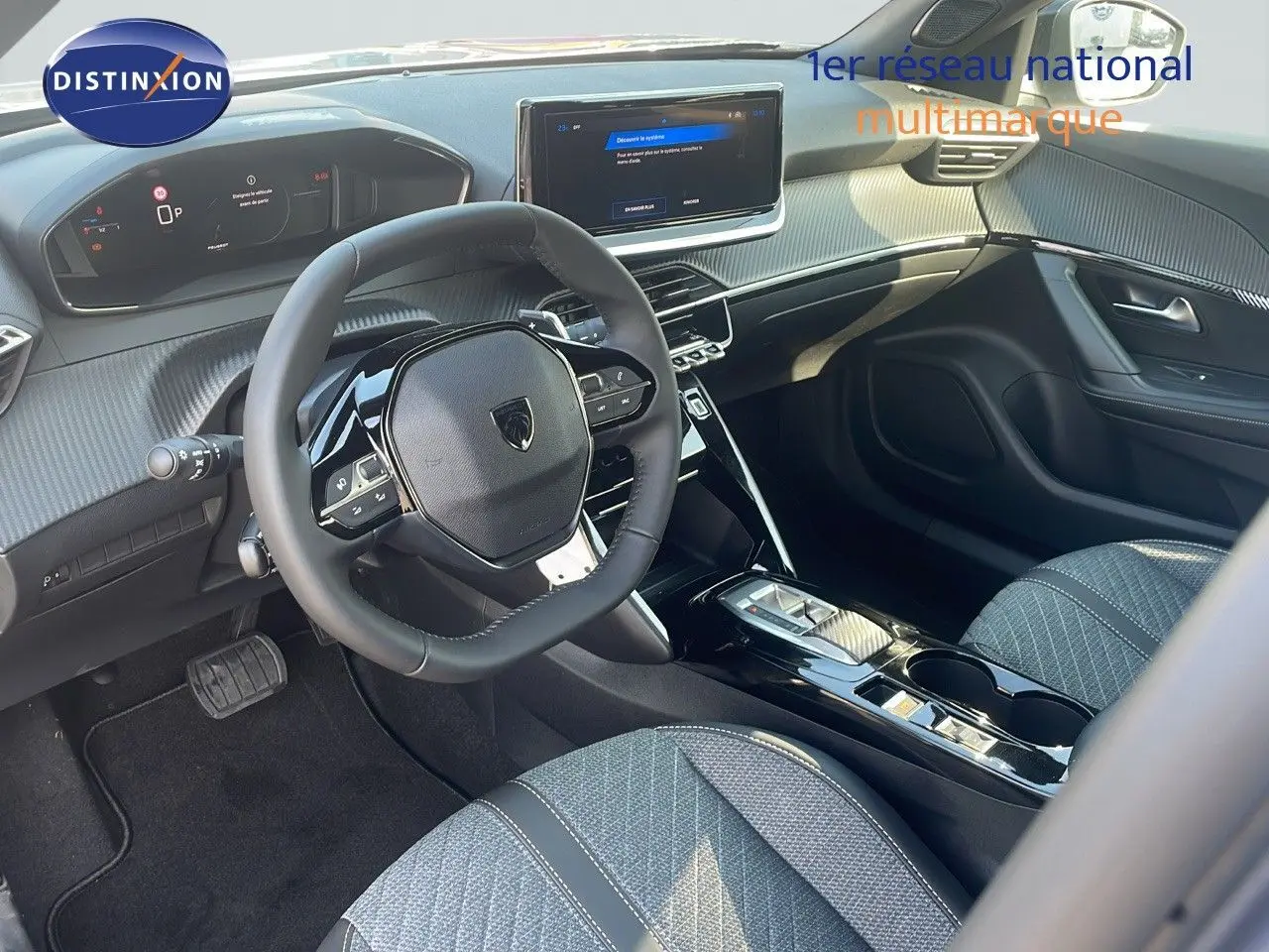 Vue intérieure côté conducteur du Peugeot 2008 Hybrid 136ch Allure 2025, avec volant compact et tableau de bord numérique.