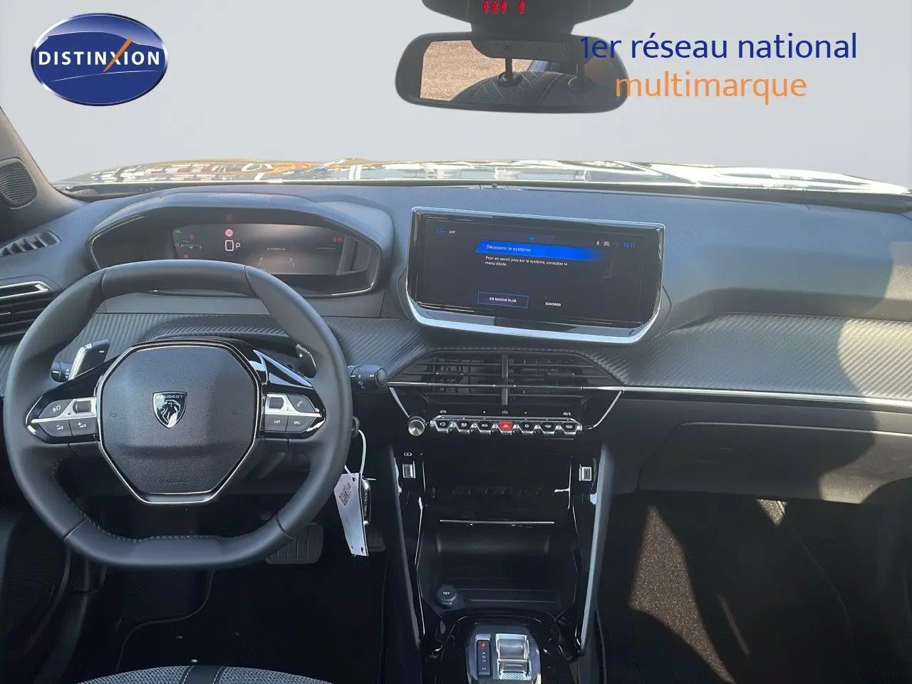 Intérieur du Peugeot 2008 Hybrid 2025 en gris, vue frontale du tableau de bord avec écran tactile et volant compact.