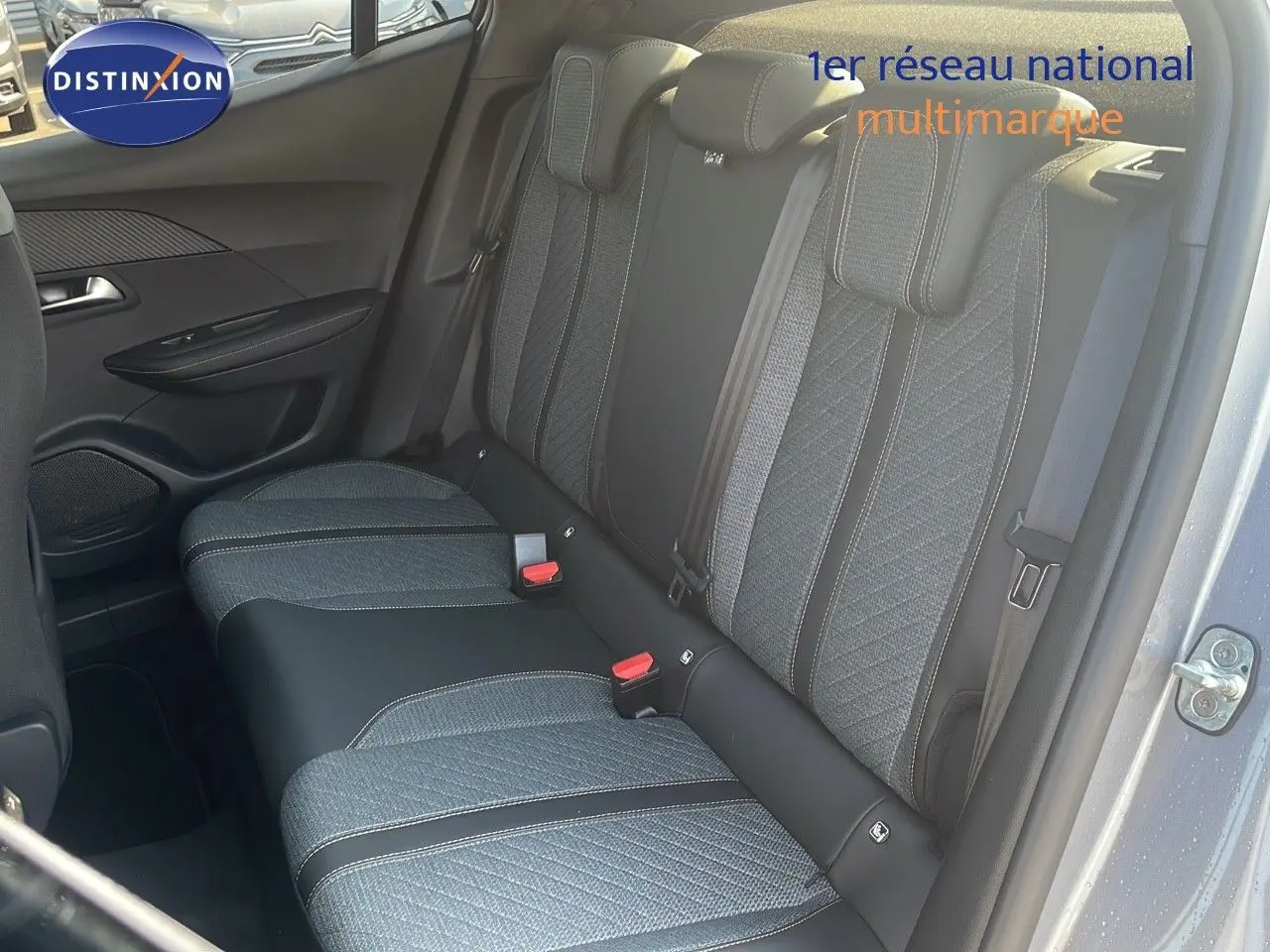Vue intérieure côté droit des sièges arrière en tissu gris et cuir noir d'un Peugeot 2008 Hybrid 2025 gris Artense métal.