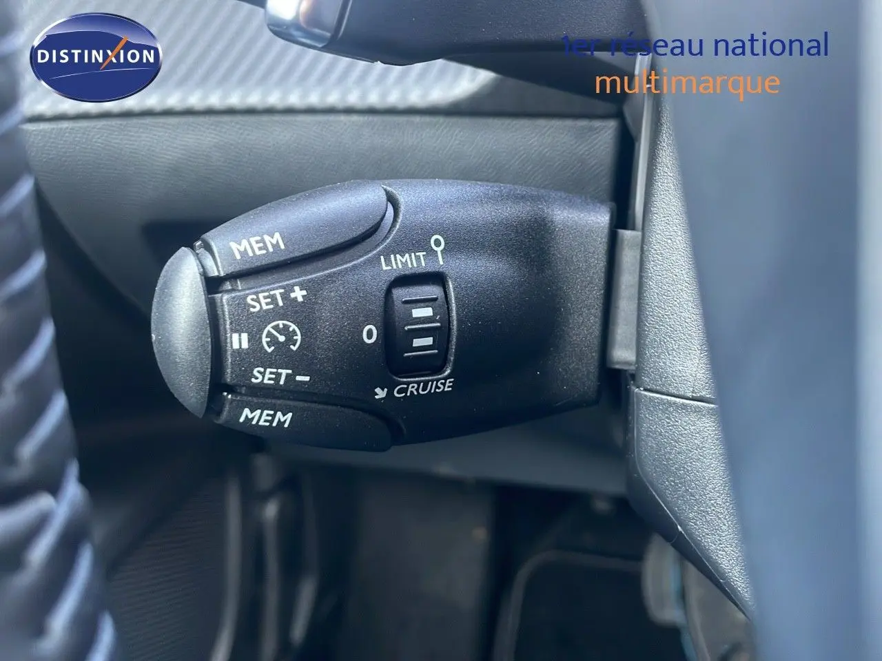 Gros plan sur la commande de régulateur de vitesse dans le Peugeot 2008 Hybrid 136ch Allure 2025, intérieur noir.