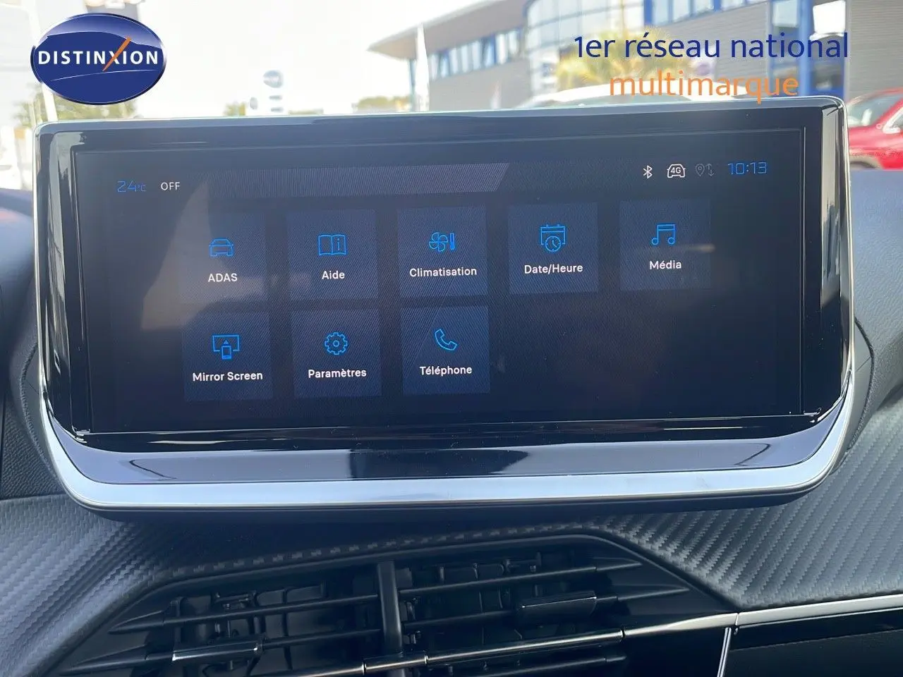 Écran tactile central du tableau de bord du Peugeot 2008 Hybrid 136ch Allure gris, affichant les menus de climatisation et médias.