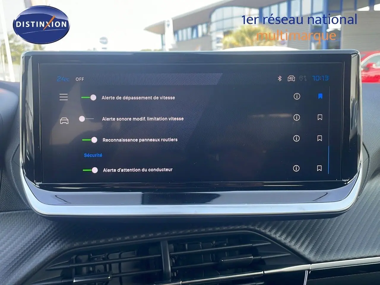 Écran tactile central du Peugeot 2008 Hybrid 136ch Allure 2025 affichant les alertes de sécurité conducteur.