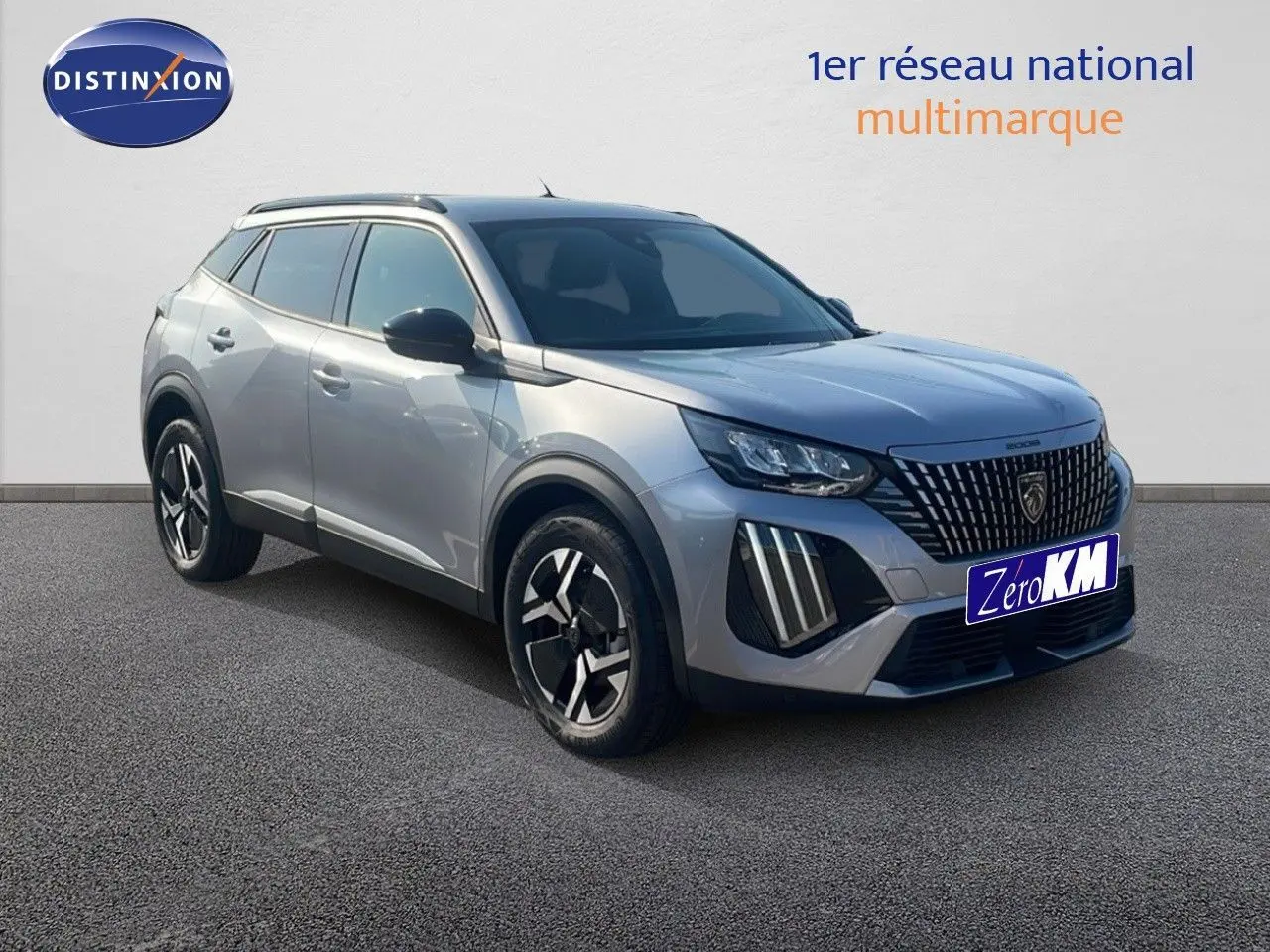 Peugeot 2008 Hybrid gris Artense métal en 3/4 avant droit, mettant en valeur sa calandre distinctive et ses feux LED.