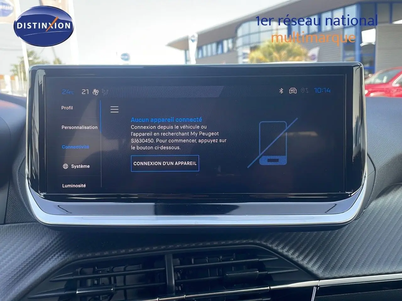 Écran tactile central du tableau de bord du Peugeot 2008 gris Artense, affichant le menu de connexion Bluetooth.