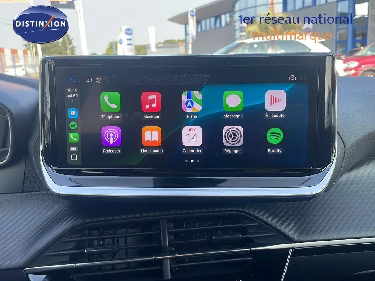Écran tactile central affichant les applications connectées dans l'habitacle d'une Peugeot 2008 hybride 2025.