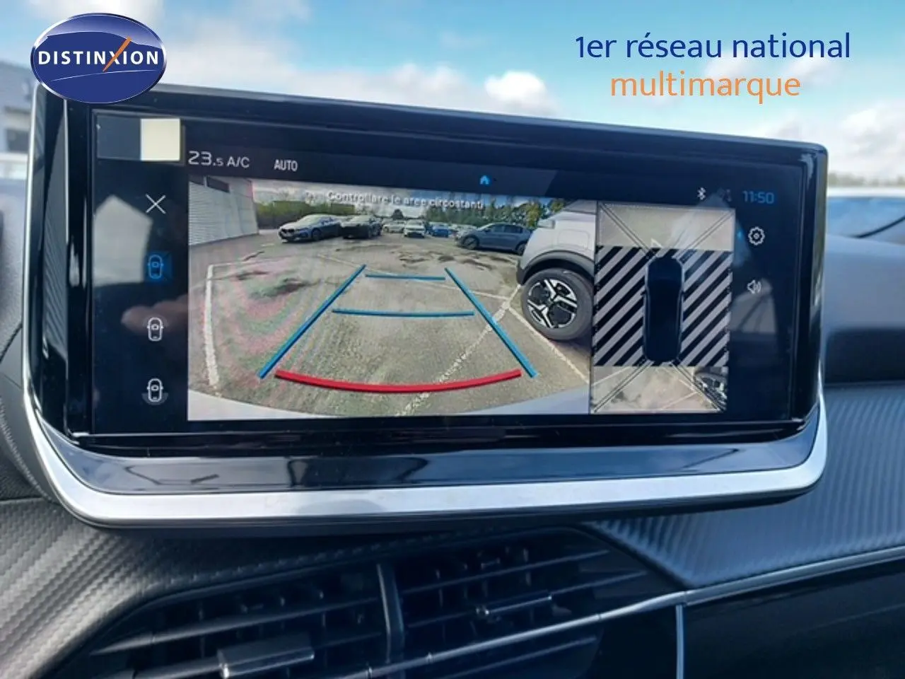Écran multimédia affichant la caméra de recul et vue 360° du parking avec une Peugeot 2008 gris Artense en arrière-plan.