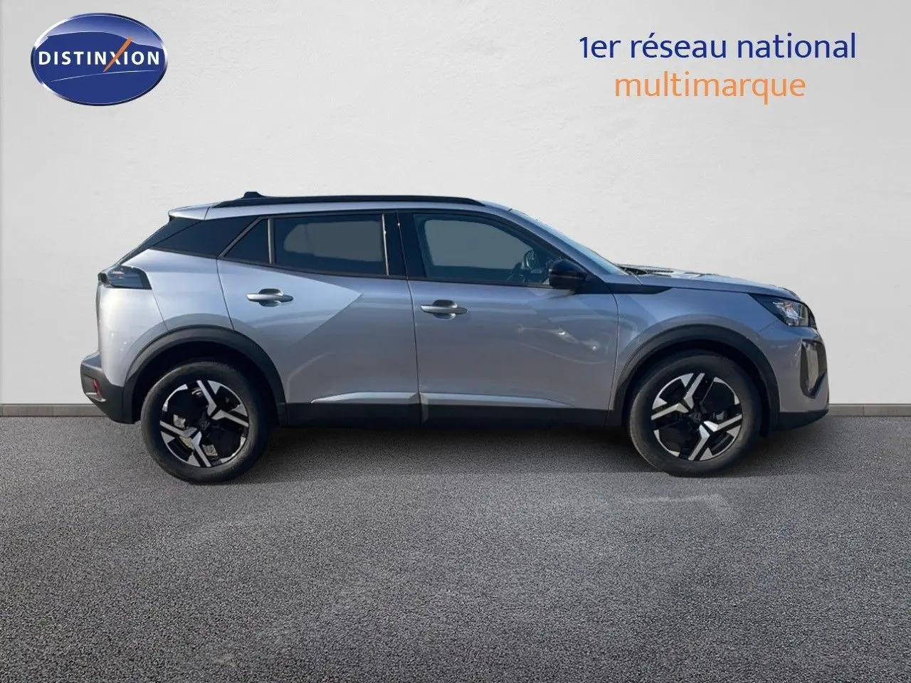 Peugeot 2008 Hybrid gris Artense métal vue de profil côté gauche, soulignant ses jantes noires et design moderne.