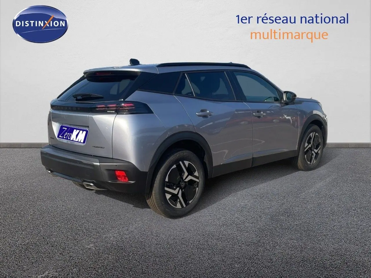 Peugeot 2008 Hybrid gris Artense métal en 3/4 arrière droit, soulignant ses jantes noires et toit noir contrasté.