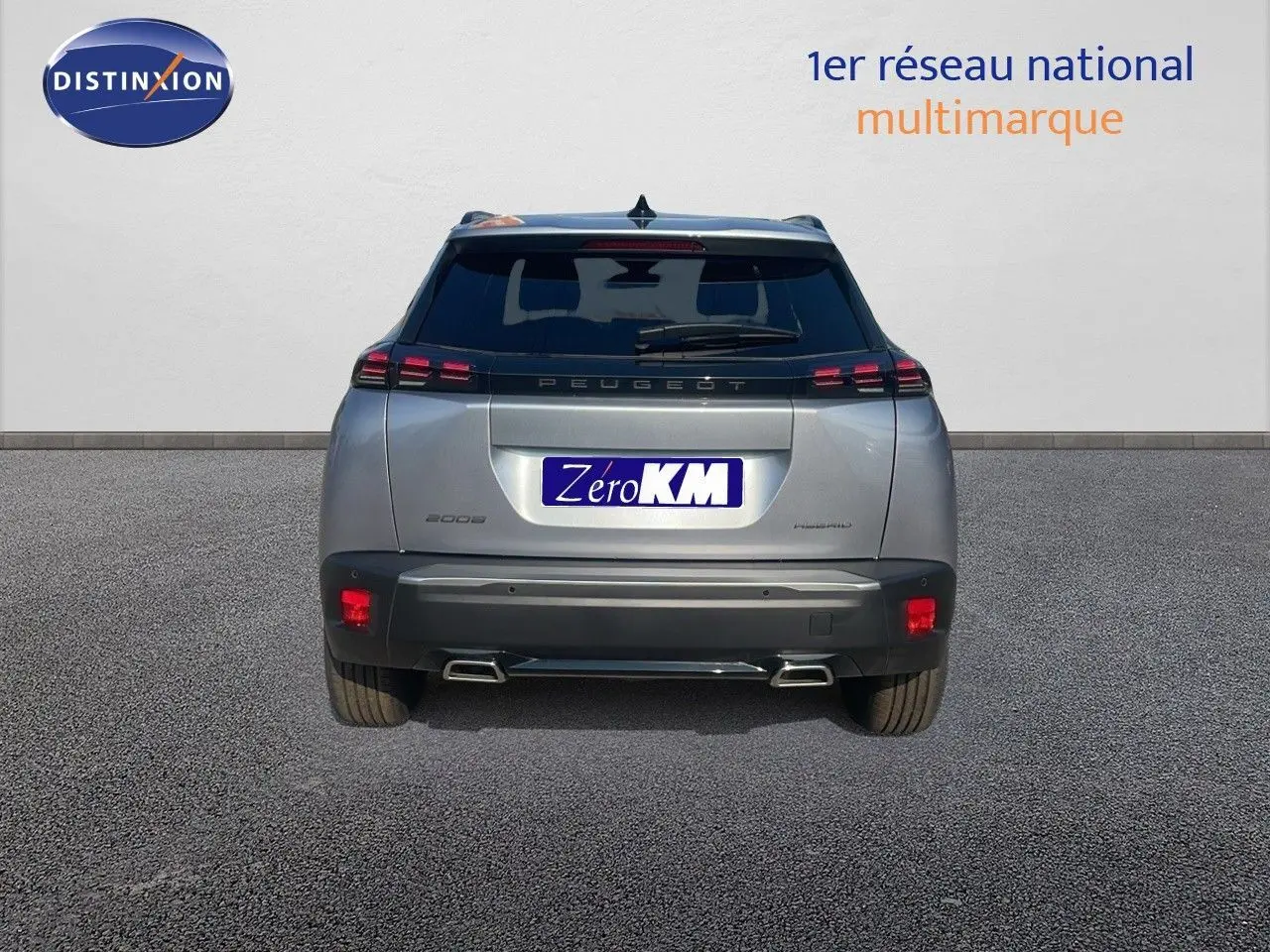 Vue arrière d'un Peugeot 2008 hybride gris Artense Métal avec feux LED et double sortie d'échappement intégrée.