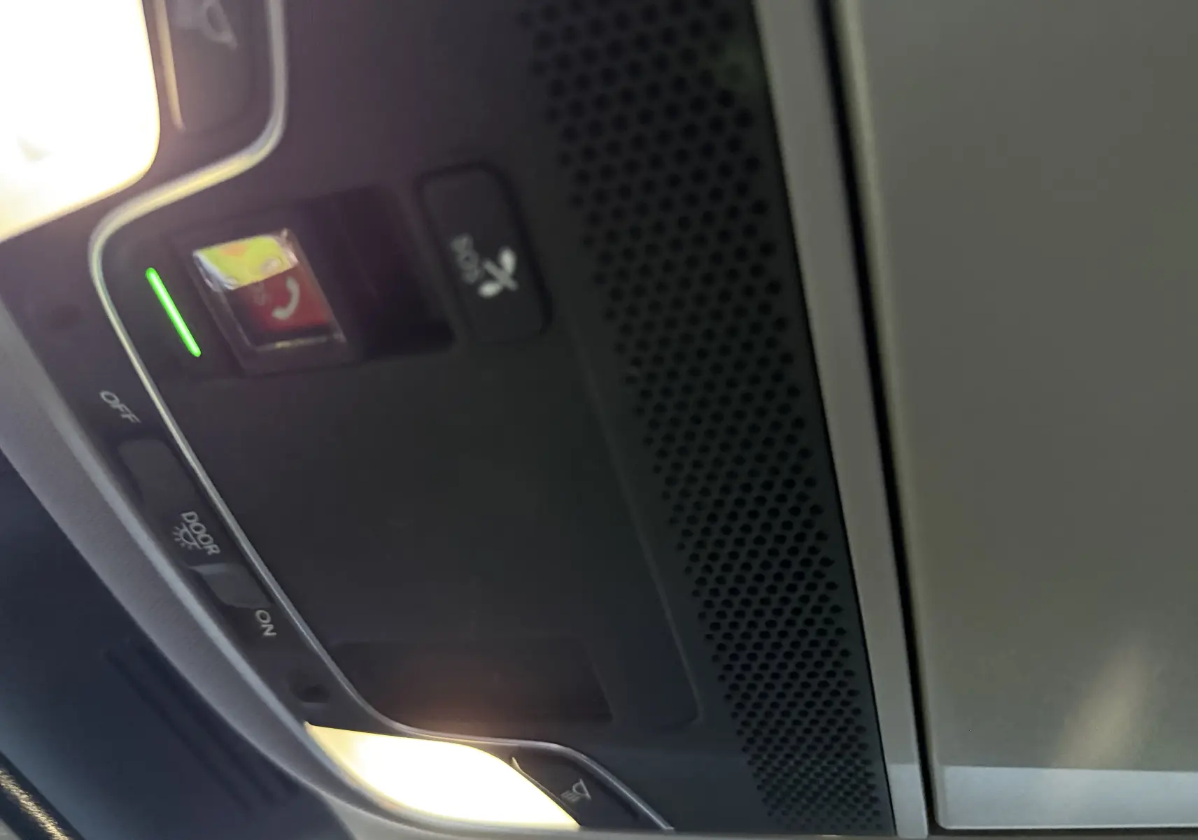 Vue intérieure du plafonnier avec éclairage et boutons de commande dans un Honda CR-V Hybrid 2019 gris