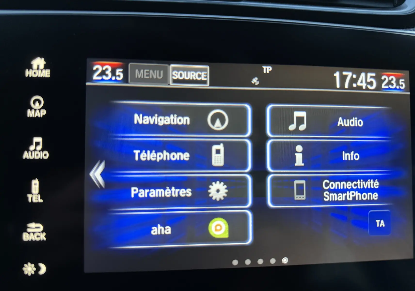Écran tactile central du Honda CR-V Hybrid 2019 affichant le menu principal avec options navigation, téléphone et audio.