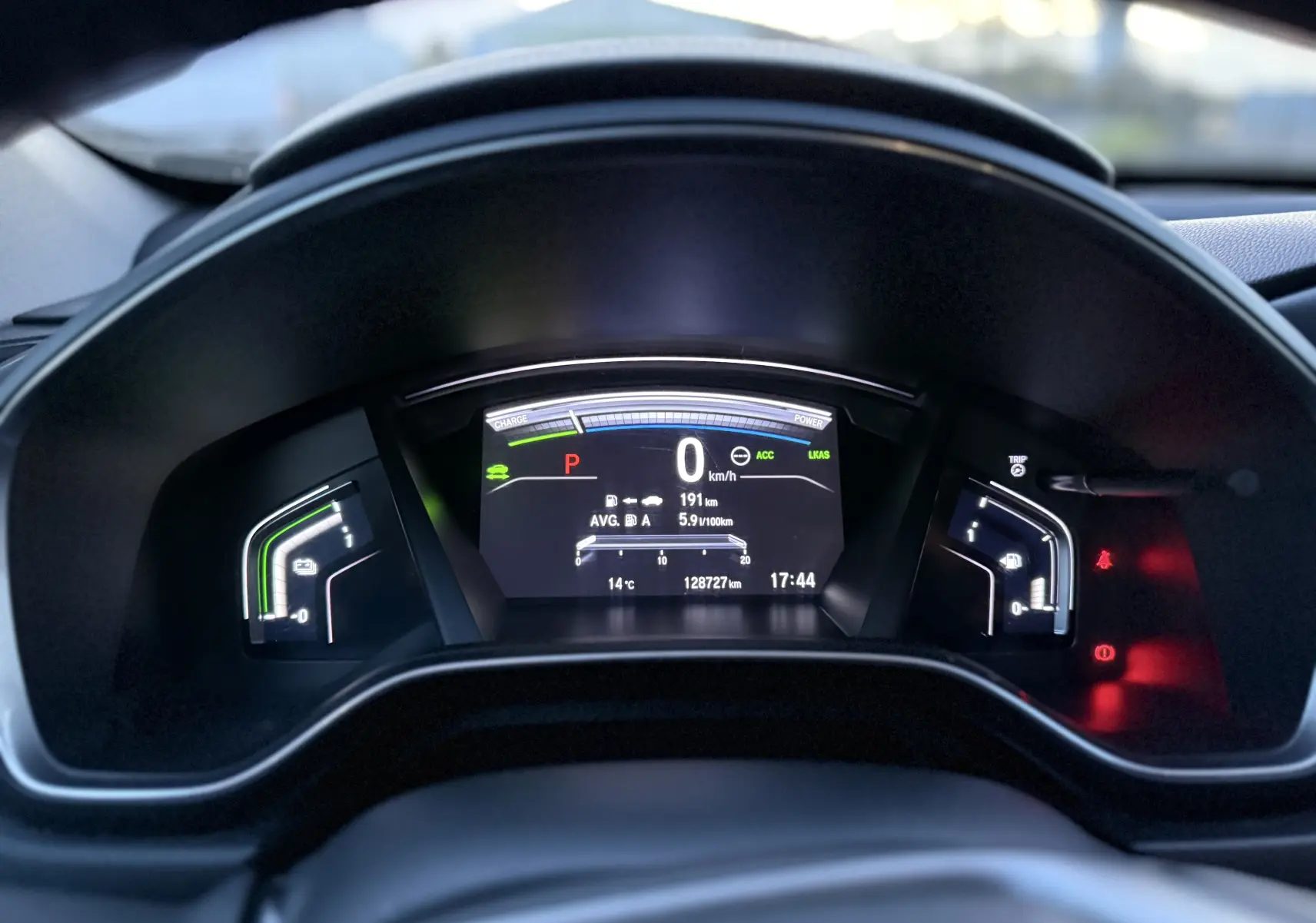 Vue rapprochée du tableau de bord numérique du Honda CR-V Hybrid 2019, affichant les informations de conduite et l'autonomie.