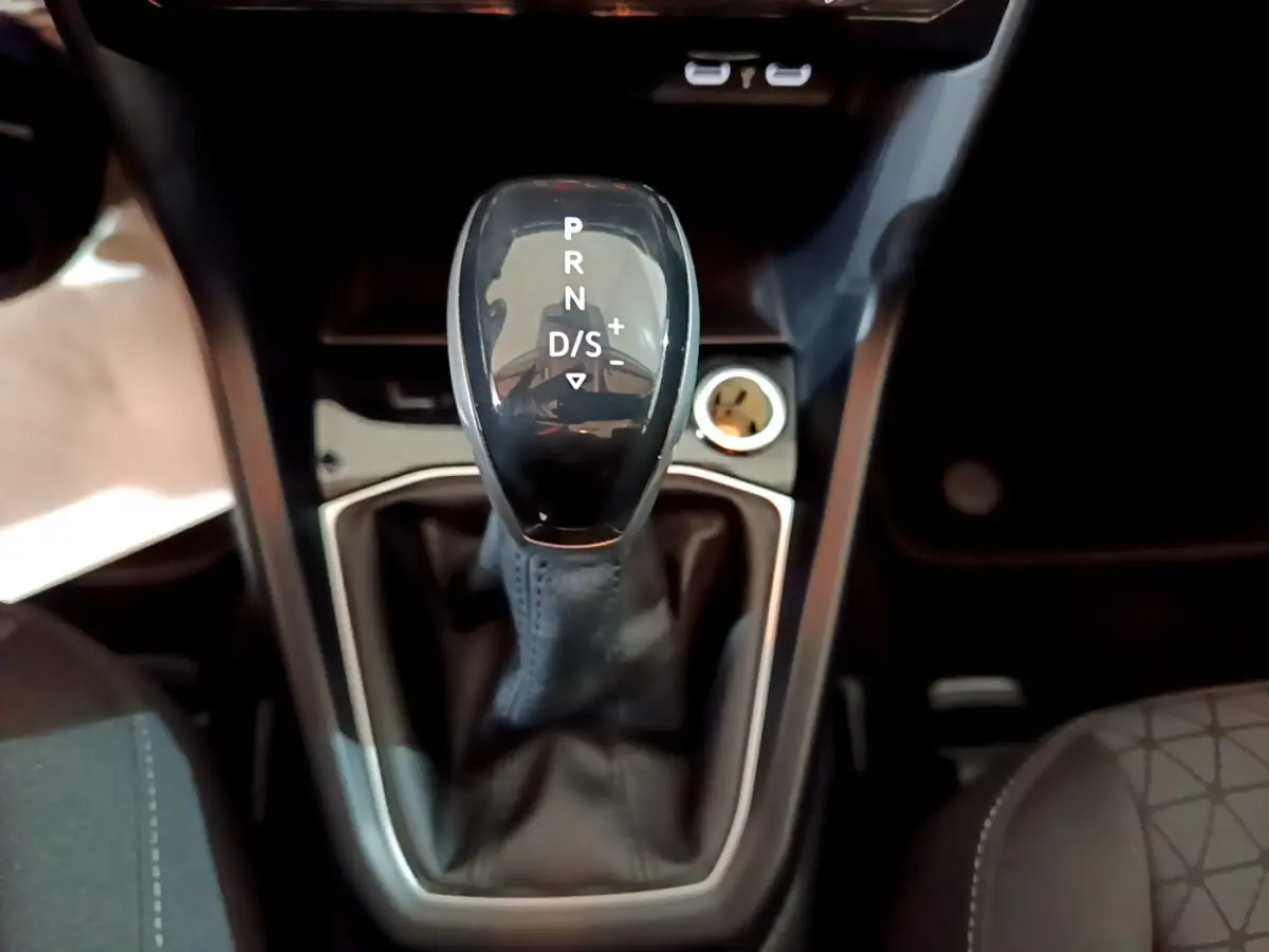 Le levier de vitesses automatique noir du Volkswagen T-Cross 2023, vue rapprochée de la console centrale intérieure.