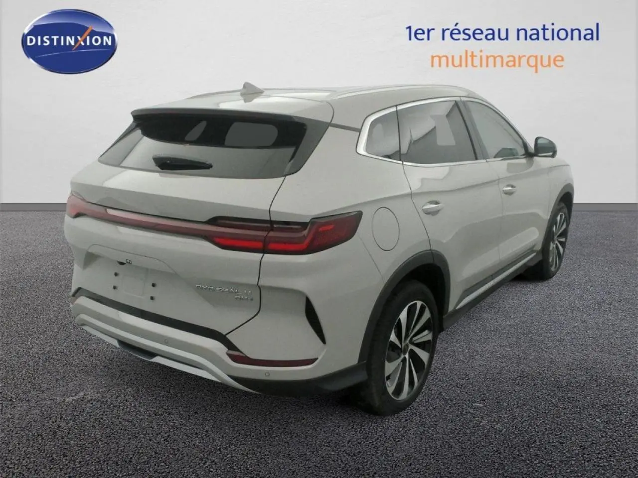 Vue 3/4 arrière droite du BYD SEAL U 2025 en blanc Boundless Cloud avec feux arrière LED et toit panoramique.