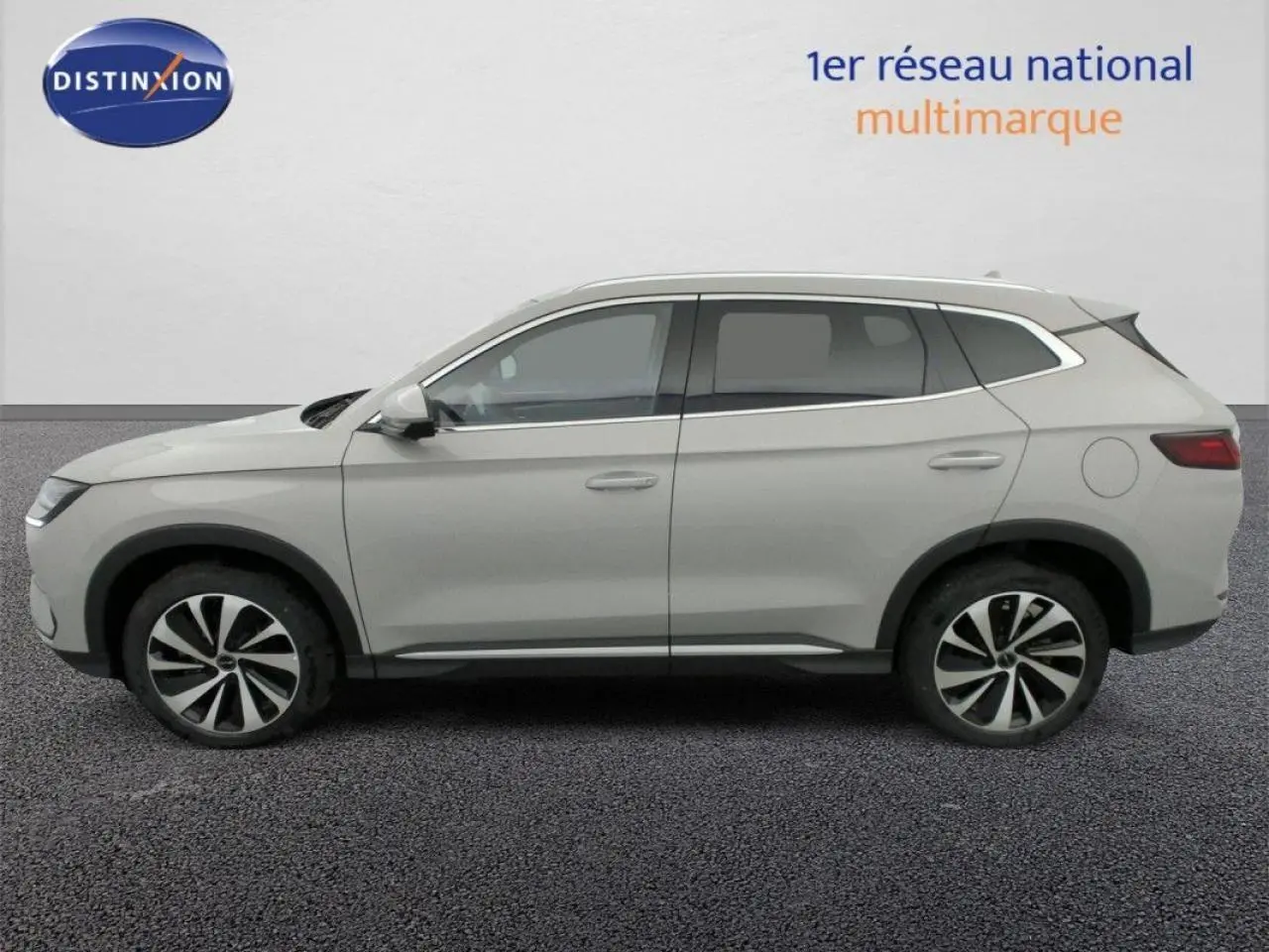 Vue de profil côté gauche du SUV électrique BYD SEAL U 2025 en couleur Boundless Cloud, avec jantes bicolores et lignes épurées.