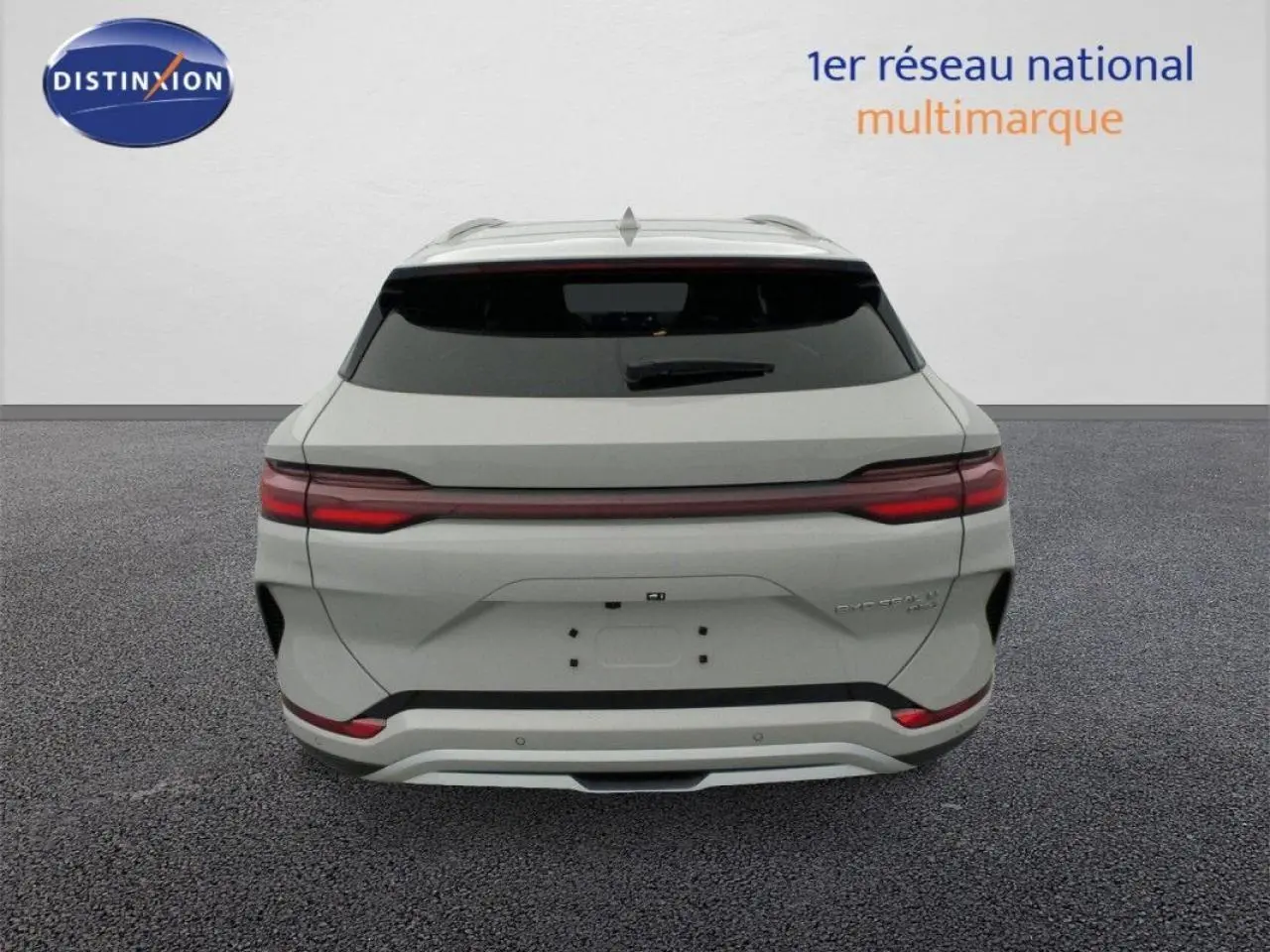 Vue arrière du BYD SEAL U 2025 en couleur Boundless Cloud avec feux arrière fins et vitre arrière teintée.