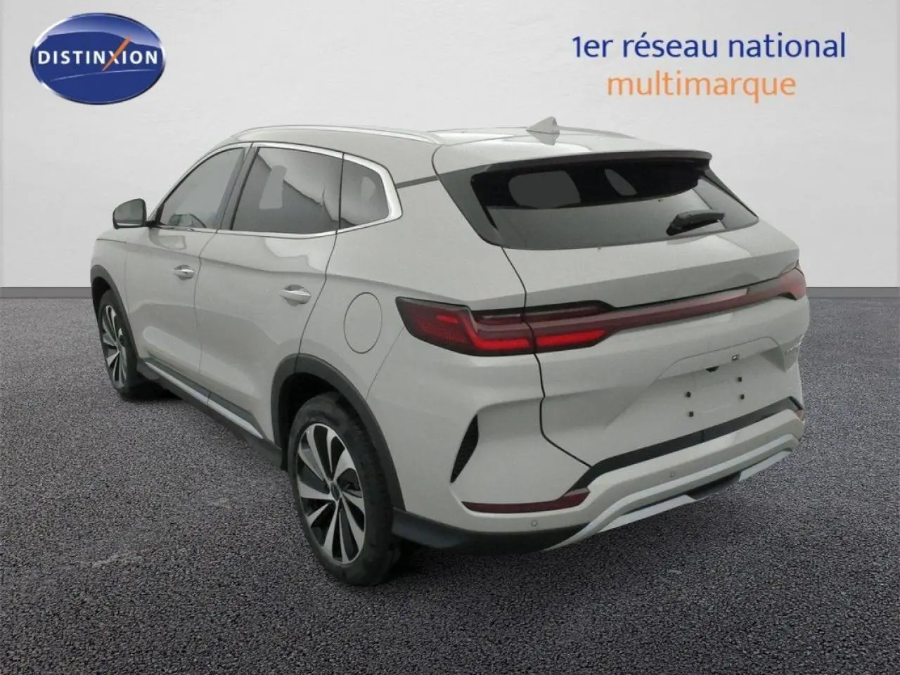 Vue 3/4 arrière droite du SUV électrique BYD SEAL U 2025 en couleur Boundless Cloud avec feux arrière étirés et jantes stylisées.