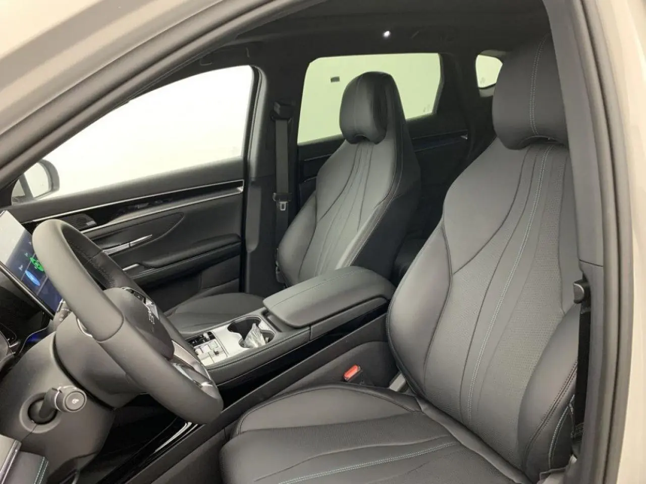 Vue intérieure côté conducteur du BYD SEAL U 2025 avec sièges en similicuir noir et volant vegan, ambiance moderne et épurée.