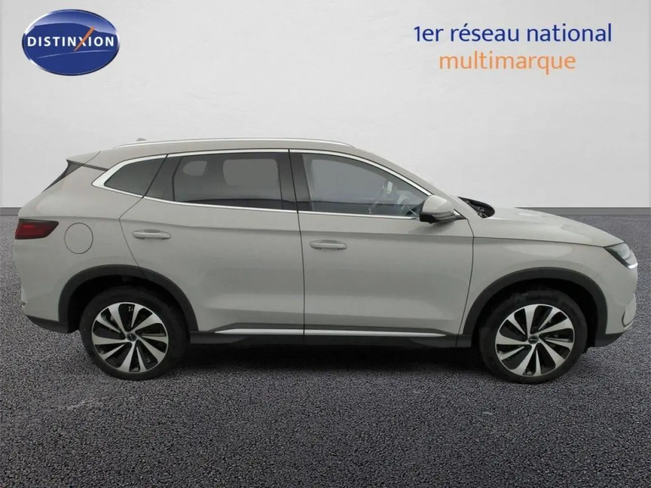 Vue de profil côté gauche du SUV électrique BYD SEAL U 2025 en couleur Boundless Cloud avec jantes modernes bicolores.