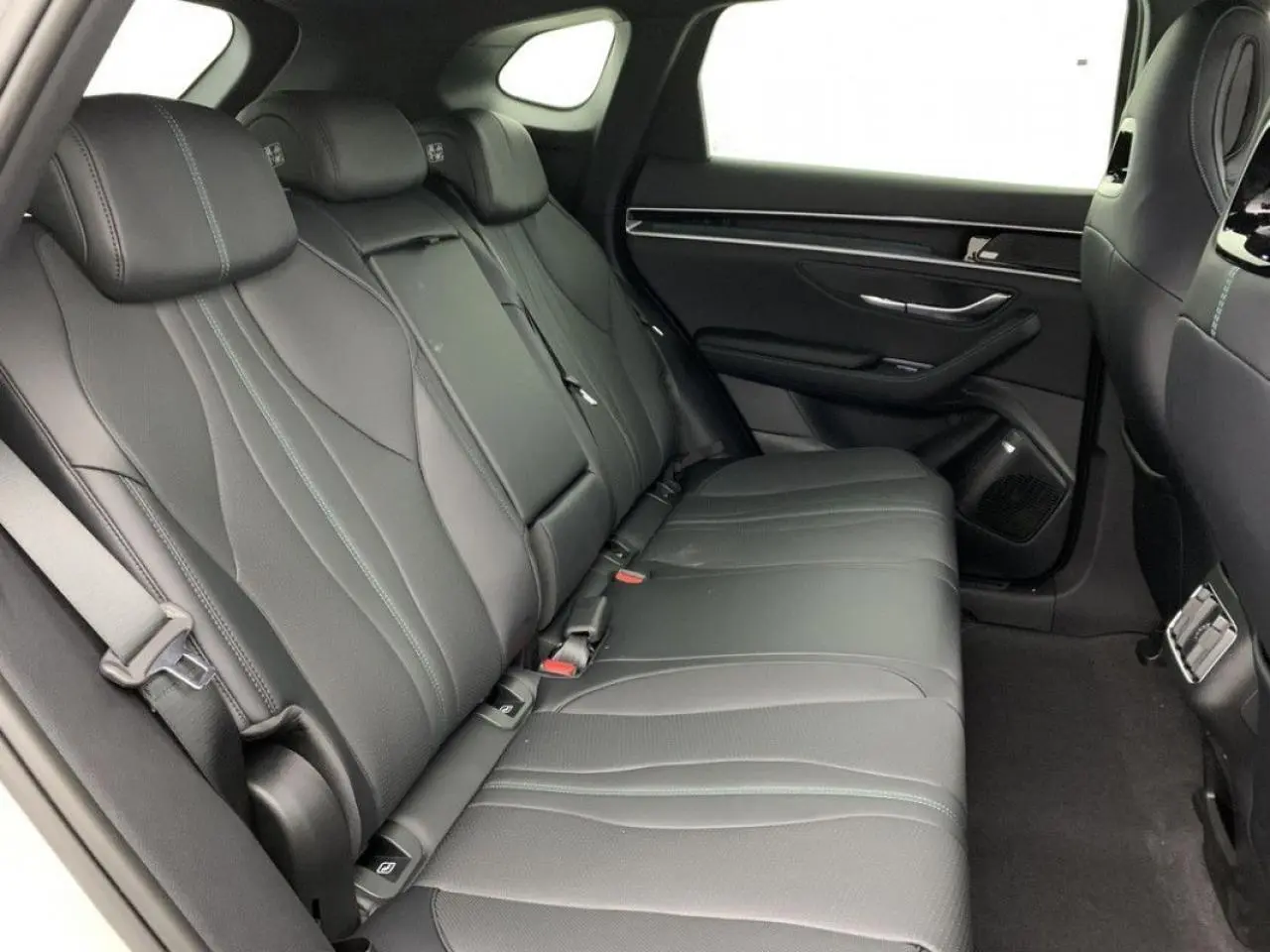 Vue intérieure côté droit sur la banquette arrière en cuir noir du BYD SEAL U 2025, finition Comfort.