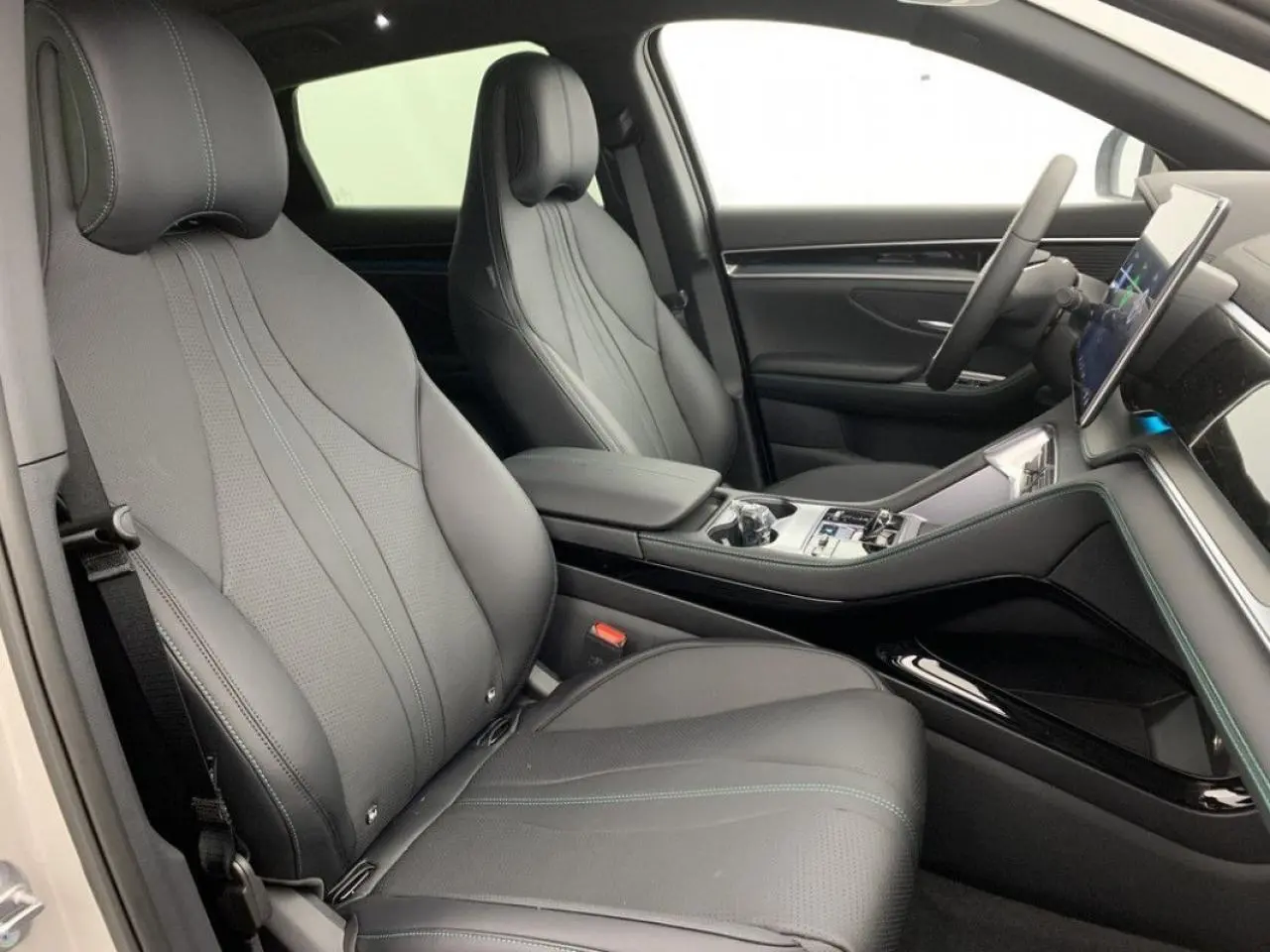 Vue intérieure côté droit du BYD SEAL U 2025 avec sièges en similicuir noir et tableau de bord moderne.