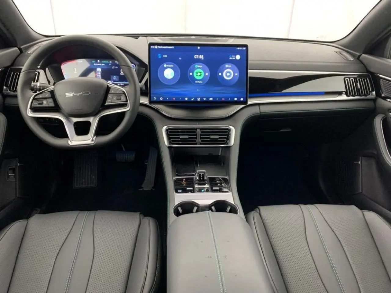 Vue intérieure avant du BYD SEAL U 2025 en gris, avec grand écran tactile central et volant simili cuir vegan.
