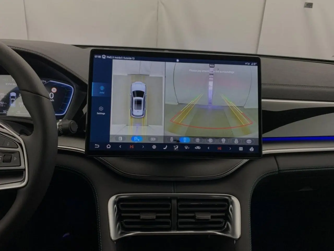 Vue intérieure du tableau de bord du BYD SEAL U 2025 avec écran tactile affichant la caméra panoramique 360°.