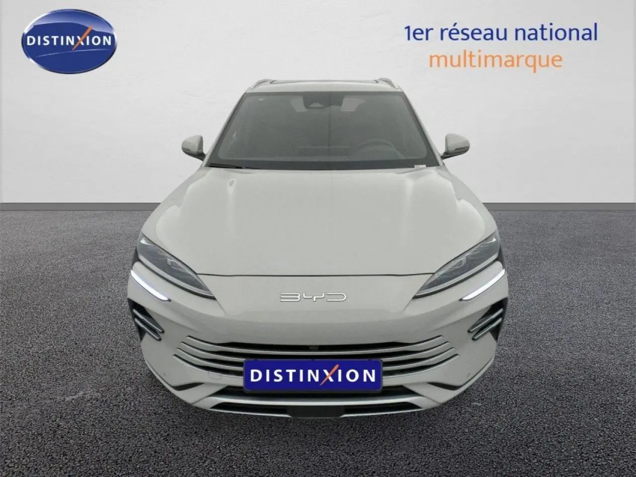 Vue avant du BYD SEAL U 2025 en couleur Boundless Cloud, mettant en valeur ses phares LED fins et sa calandre épurée.