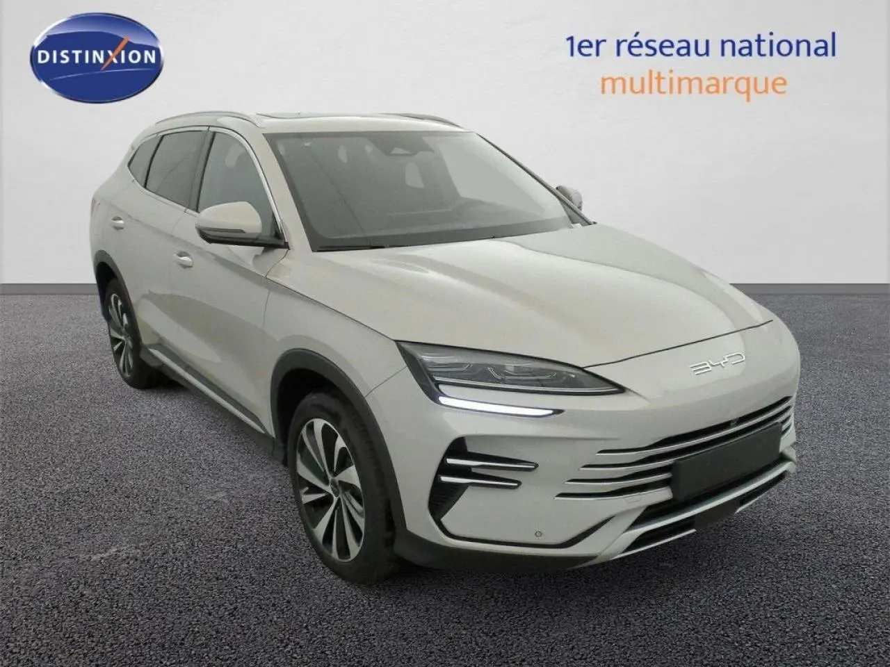 Vue 3/4 avant d'un SUV BYD SEAL U 2025 électrique couleur Boundless Cloud avec signature lumineuse LED fine.