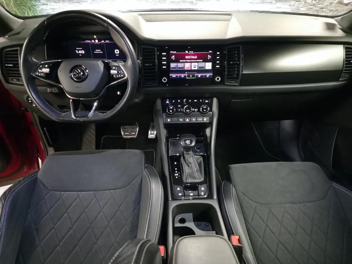 Vue intérieure frontale du Skoda Kodiaq Sportline 2021, avec volant cuir sport et console centrale noire.