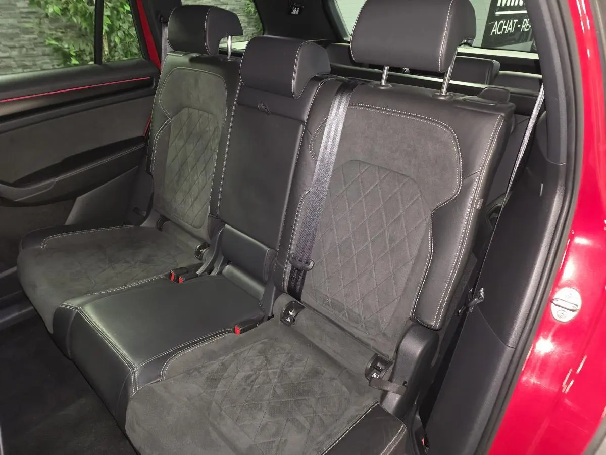 Vue intérieure côté droit sur la banquette arrière cuir/Alcantara noire du Skoda Kodiaq rouge 7 places Sportline 2021.