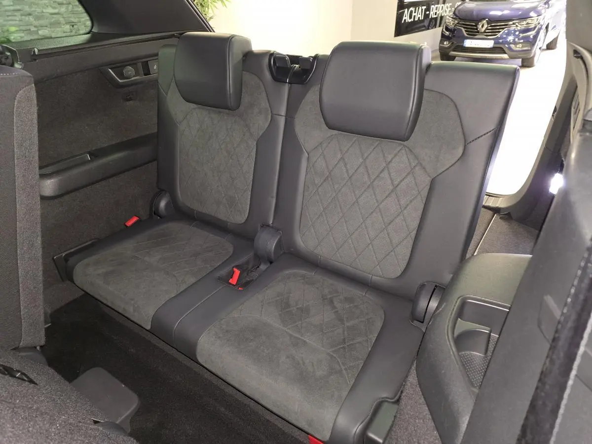 Vue intérieure sur la troisième rangée de sièges en cuir et Alcantara noirs du Skoda Kodiaq Sportline rouge 2021.
