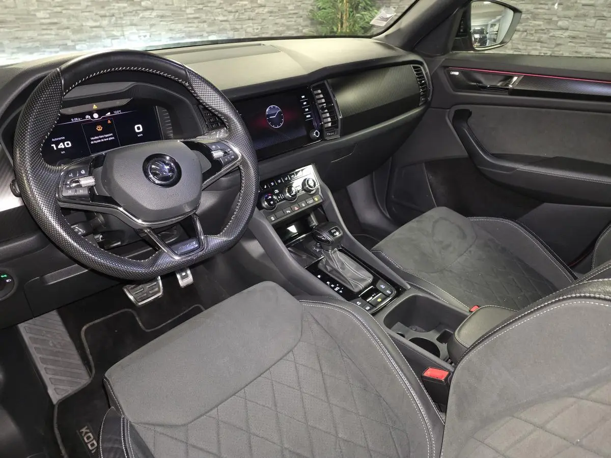 Vue intérieure côté conducteur du Skoda Kodiaq Sportline 2021, sellerie noire Alcantara et tableau de bord digital.