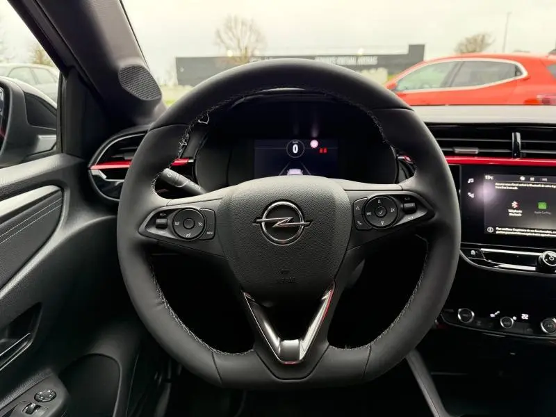 Vue centrée sur le volant cuir noir multifonction de l'Opel Corsa 2023 avec tableau de bord et écran tactile visibles.