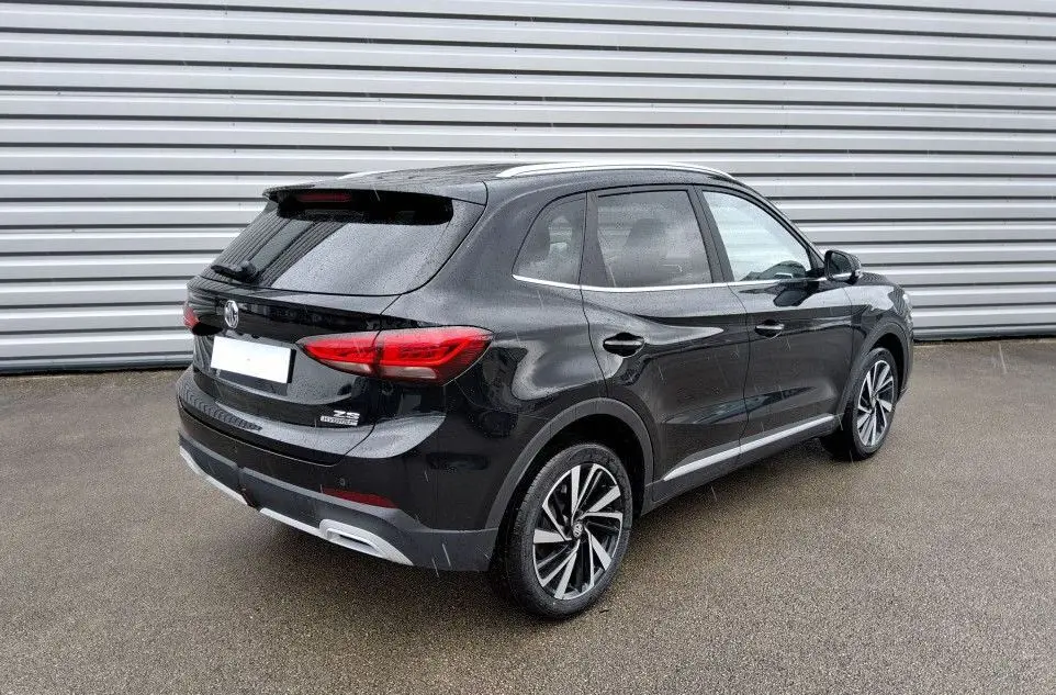 Vue 3/4 arrière droite d'un MG ZS 1.5 Hybrid+ 197 Luxury Pebble Black avec jantes alliage et feux LED.